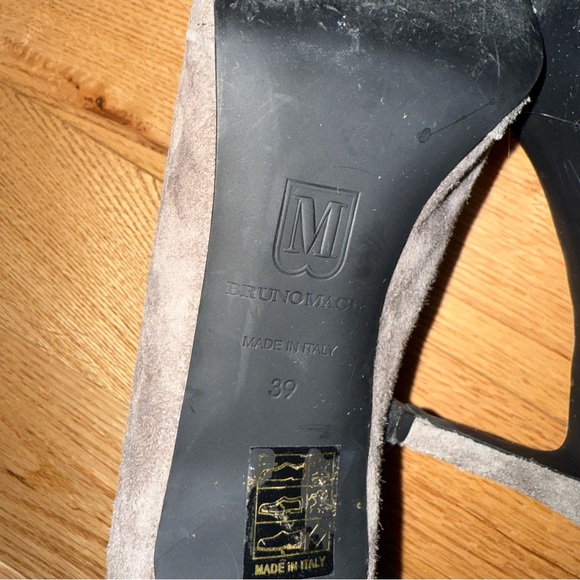 Bruno Magli Alice Scalloped Bootie in Grey Suede Ankle Boots Made in Italy Sz 39 - Picture 6 of 7